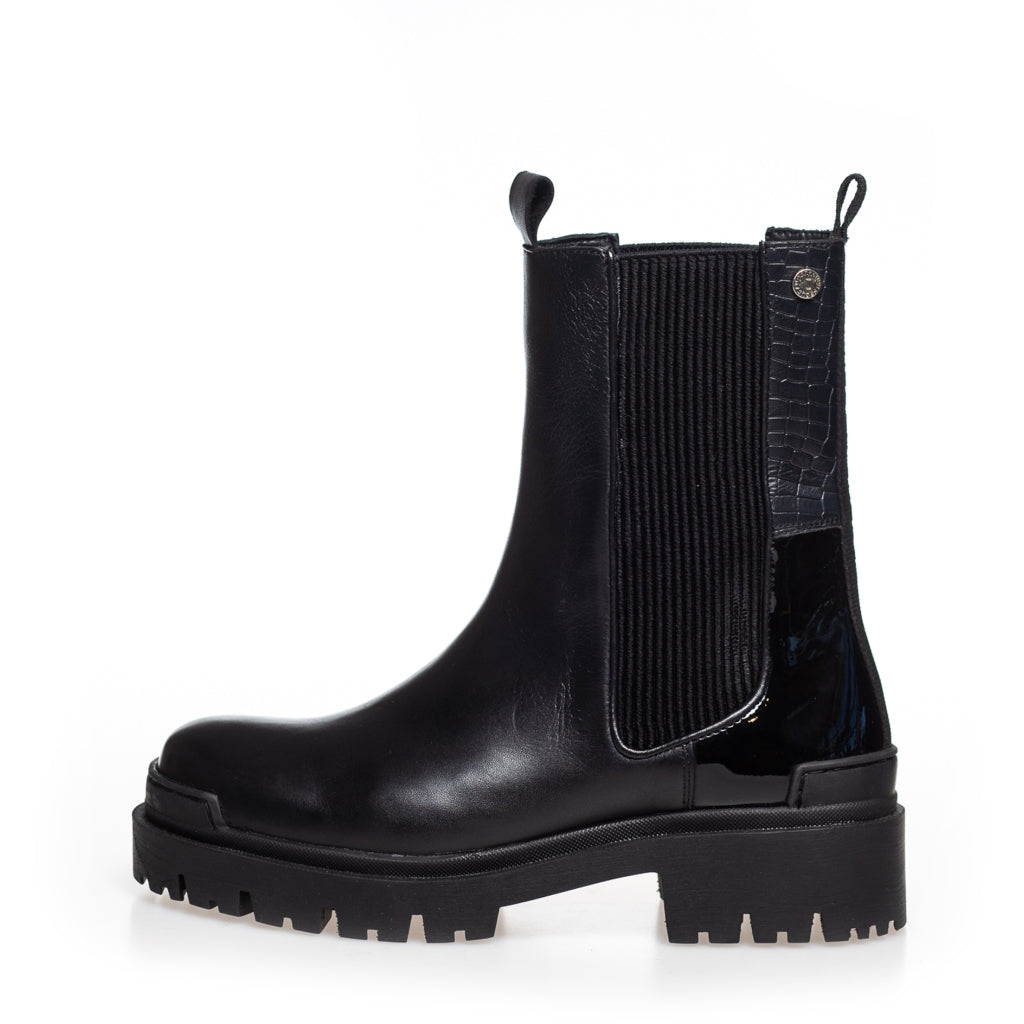 Black chelsea on sale boot with heel