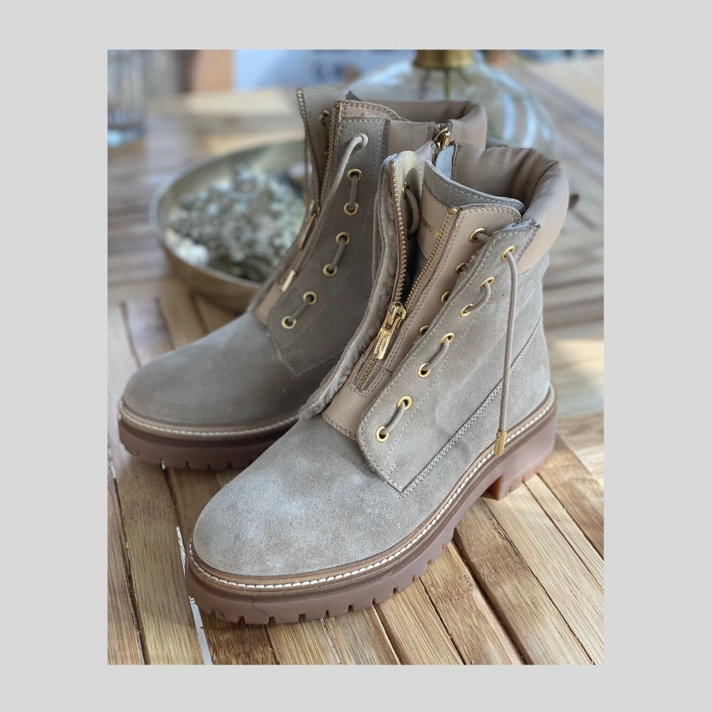 LEADER FUR - Beige suede – Copenhagenshoes.nl