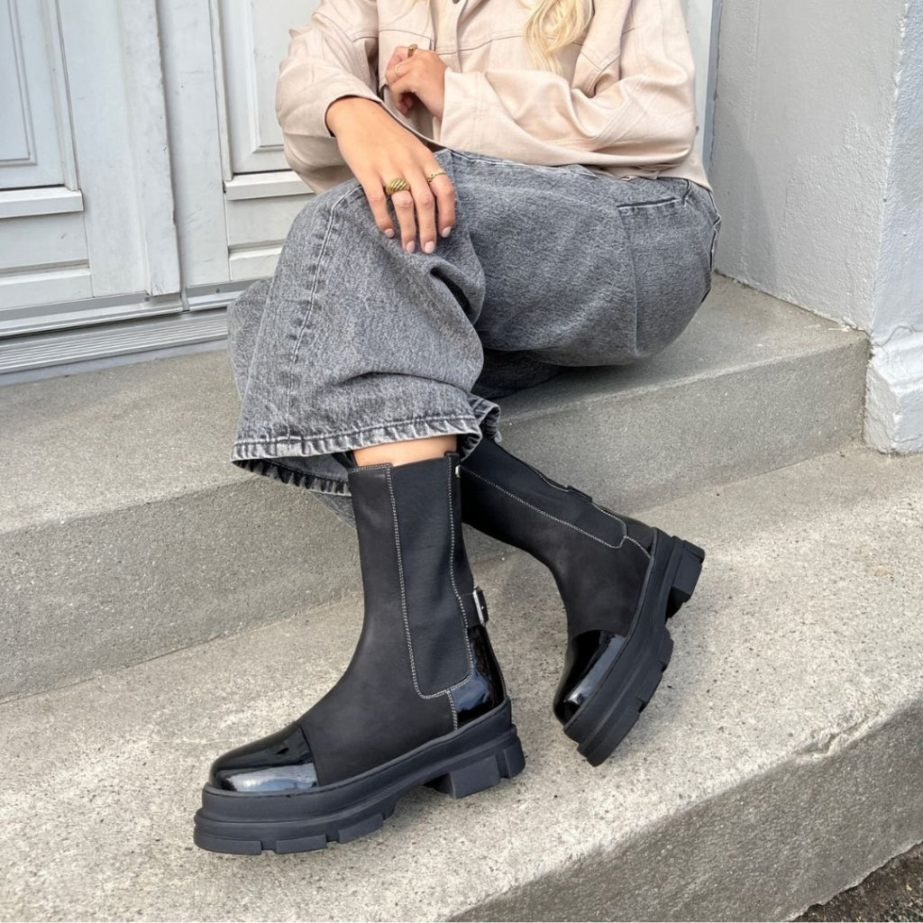THE BELIVE BOOT Black patent –