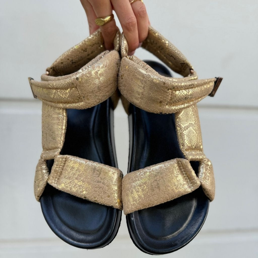 COPENHAGEN SHOES CARRIE MOON Sandalen 011 Gold Snake
