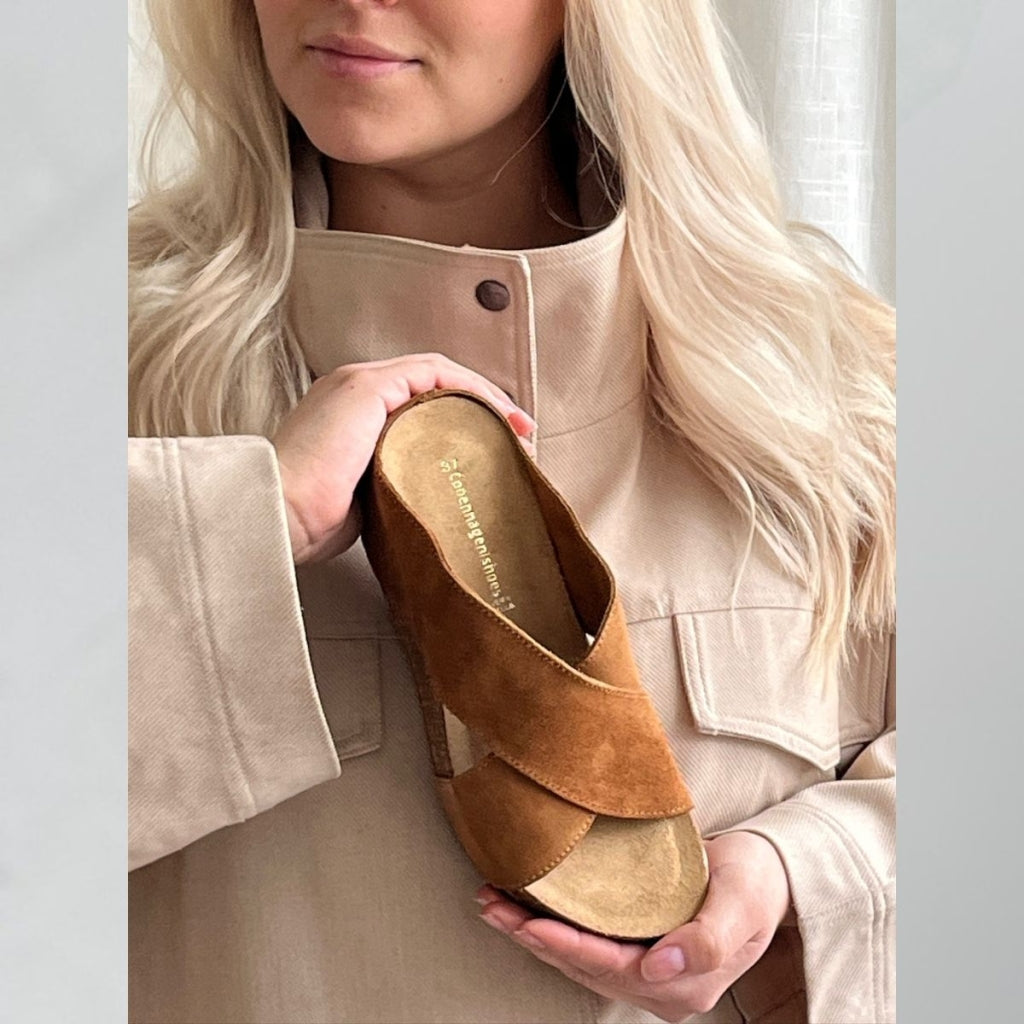 COPENHAGEN SHOES FRANCES 23 Suede Sandalen met sleehak 00067 COGNAC (MARRONE 394)