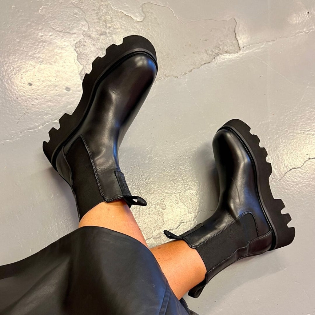 Shining black boots 2025