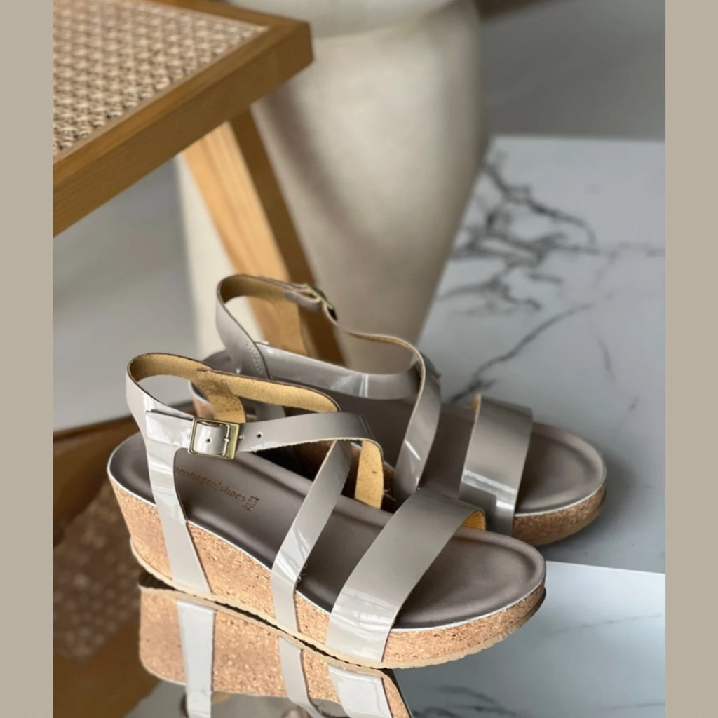 COPENHAGEN SHOES MICHELLE PATENT Sandalen met sleehak 0057 TAUPE