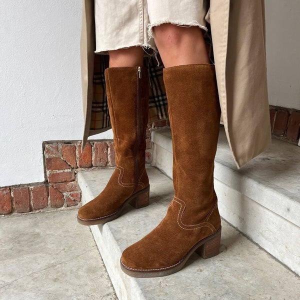 MOVES AND ME - COGNAC – Copenhagenshoes.nl UGG Kasen II Ankle Boots -Black Suede -Block Heel -Women’s US 9 -New main image 1