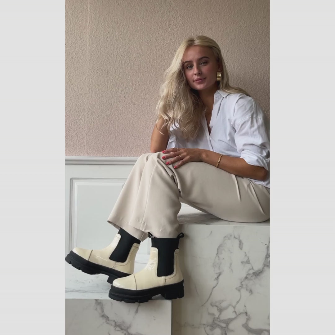 COPENHAGEN SHOES KEEP GOING PATENT Laarzen 068 Cream